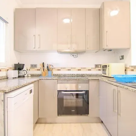 Apartamento Con Piscina - Lilia Rosa 9 *